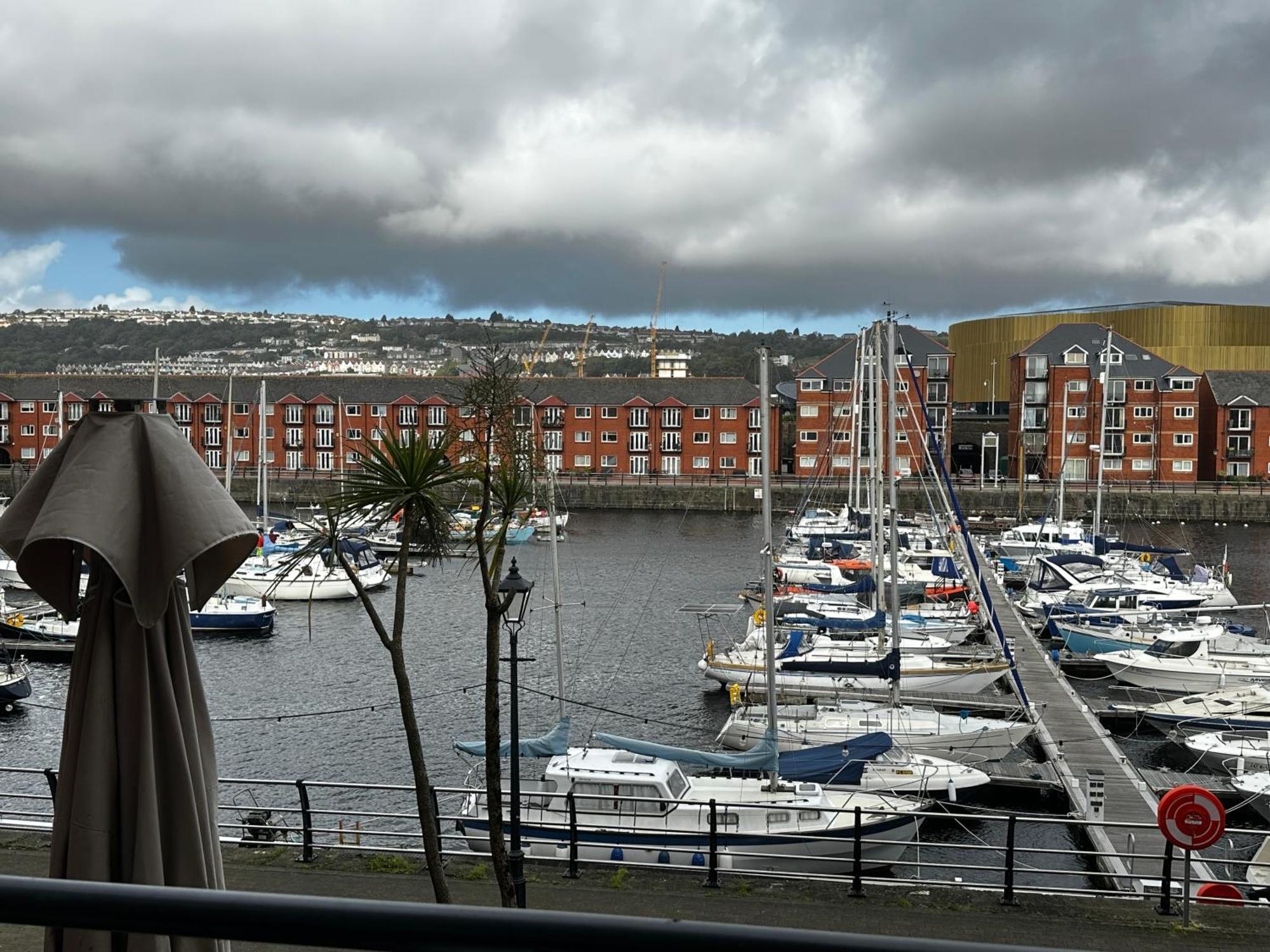 Water Front Apt Walk To The Beach & City Centre Swansea Exterior photo